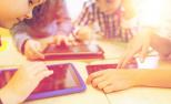 Niños utilizando tabletas en la escuela.