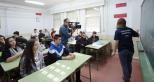 Voluntaria impartiendo una charla sobre ciberseguridad en un aula.