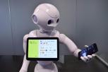 La ‘app’ Amuse y un robot interactivo facilitan información accesible sobre esta muestra artística.