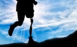 Imagen de la sombra de una persona con prótesis corriendo.