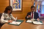 Mar Pereira y José Manuel Rey Varela firmando el convenio.