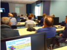 Persoas maiores nunha aula tecnolóxica.