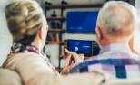 Una pareja de personas mayores utiliza dispositivos de hogares inteligentes.