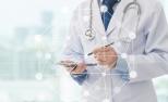 Infografía de un doctor utilizando un dispositivo móvil.