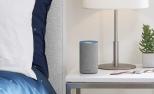 Fotografía de un Amazon Echo sobre una mesilla de noche.