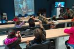 Nenos nunha aula CeMIT nunha videoconferencia con Papá Noel.