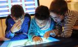 Unos niños con discapacidad visual utilizan una pantalla interactiva.