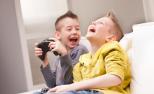 Dos niños se divierten jugando a un videojuego.