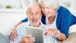 Persoas maiores usando tablet
