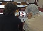 Dúas mulleres de espalda observando unha tablet