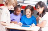 Niños usando una tablet