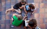 Niños y niñas con ordenadores y dispositivos electrónicos. Santi Burgos