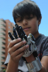 Niño con prótesis de mano
