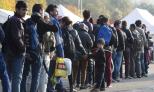Refugiados hacen cola en un centro de registro cerca de Alemania. Imagen de EFE
