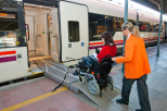 Persona en silla de ruedas accediendo a un tren