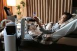 "Partner robot" de Toyota asistiendo a una persona en cama