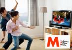 Dos jóvenes jugando ante un televisor.