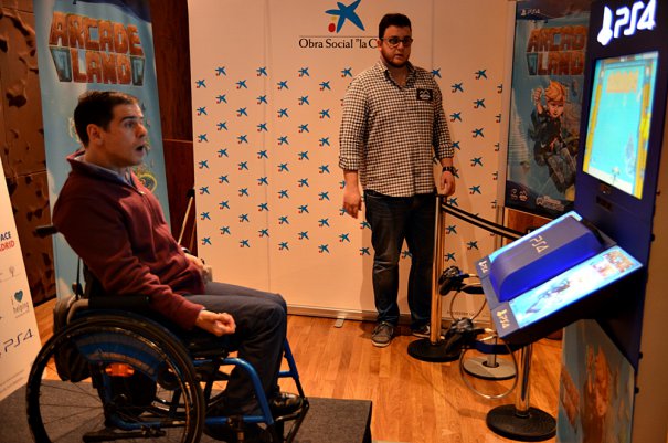 Álvaro Galán de ASPACE Madrid, probando Arcade Land.